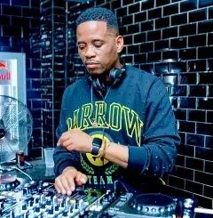DJ Stokie - Between Friends Amapiano Mix DJ Stokie – Between Friends Amapiano Mix